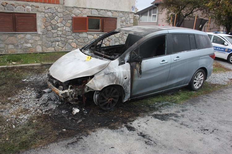 Daruvarčanin ostao bez automobila koji se - samozapalio!