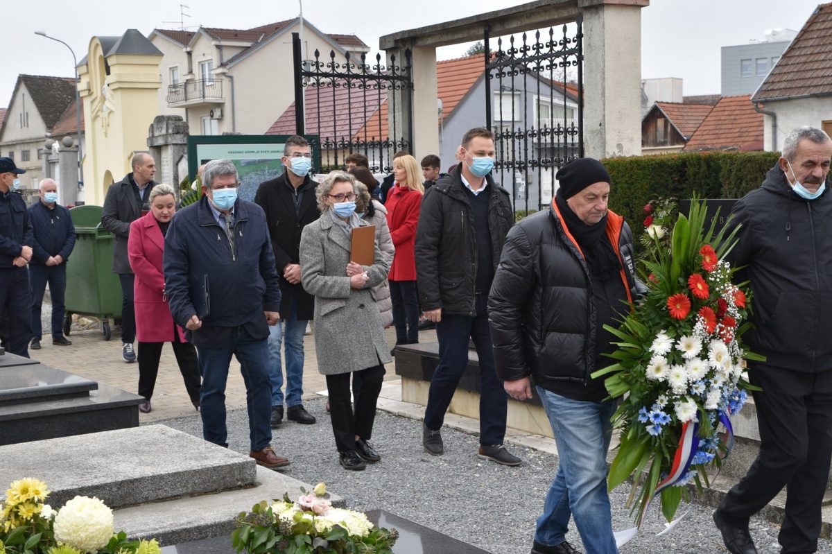 Vijenci i svijeće za poginulog branitelja, liječnika dr. Anđelka Višića