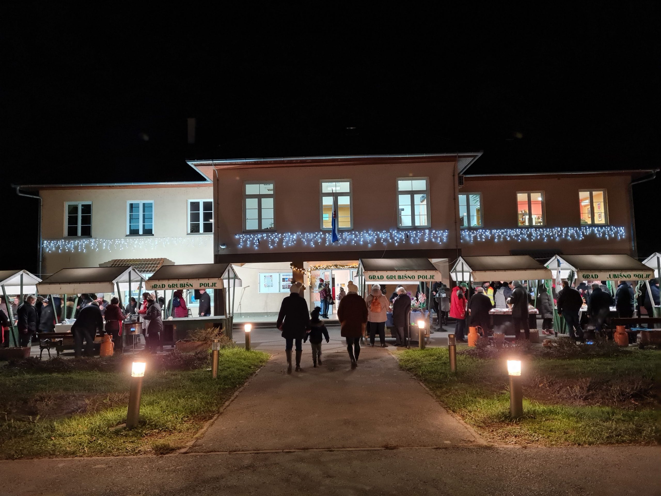 [FOTO] Blagdanska čarolija zavladala je i Grubišnim Poljem