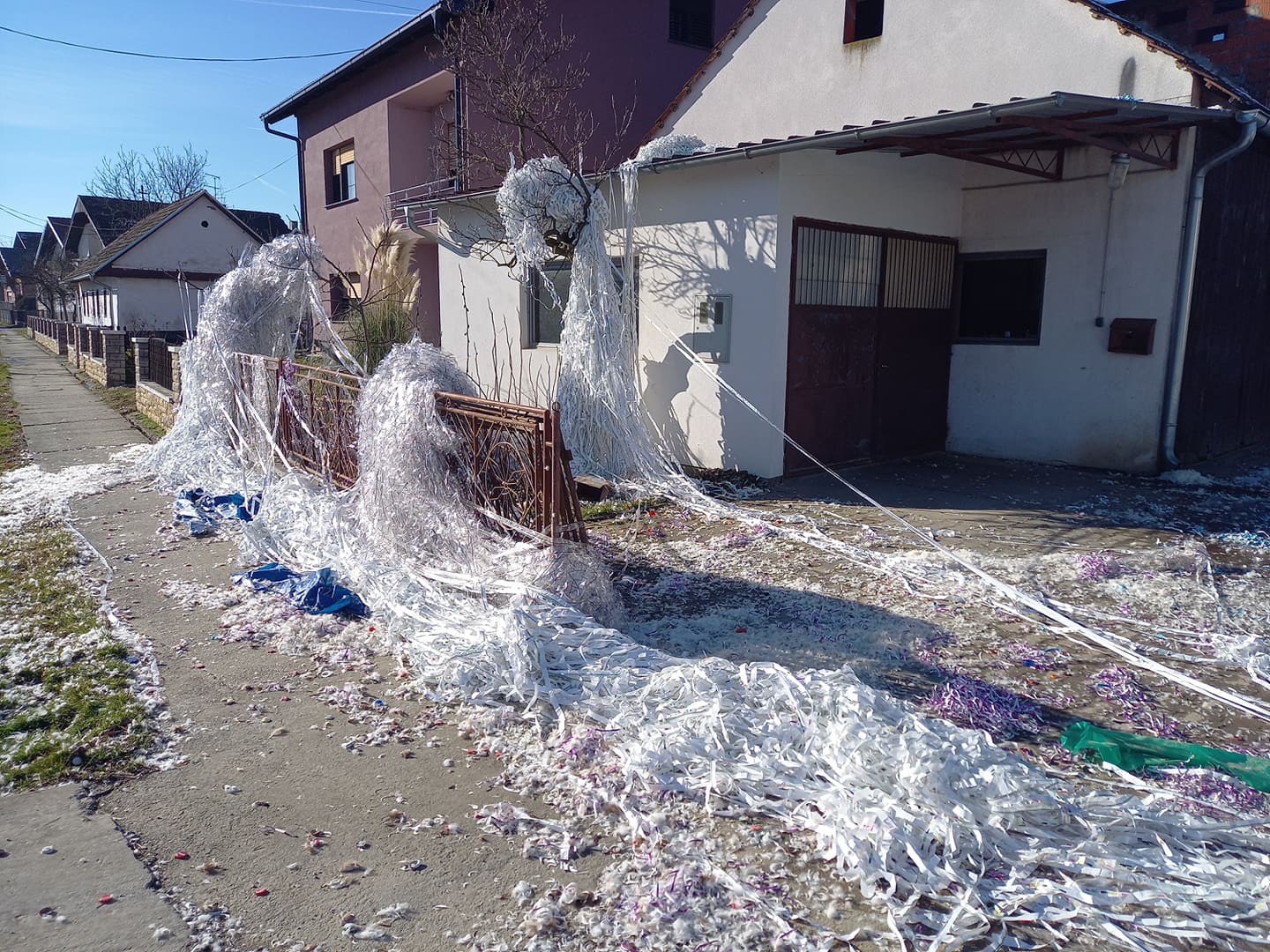 [FOTO] Maši i Borni za dolazak iz rodilišta priređena vesela, pernata dobrodošlica!