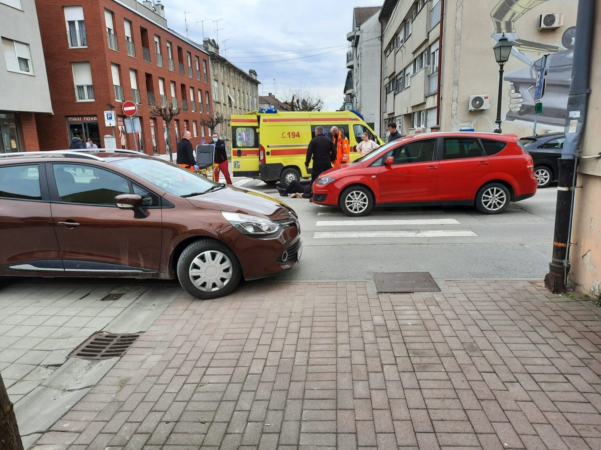 U centru Bjelovara pješakinju na zebri udario automobil