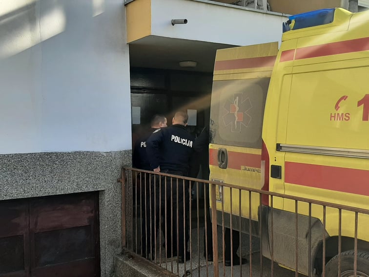 [FOTO] Bjelovarska policija došla do zatvorenog muškarca, hitno je prebačen u bolnicu