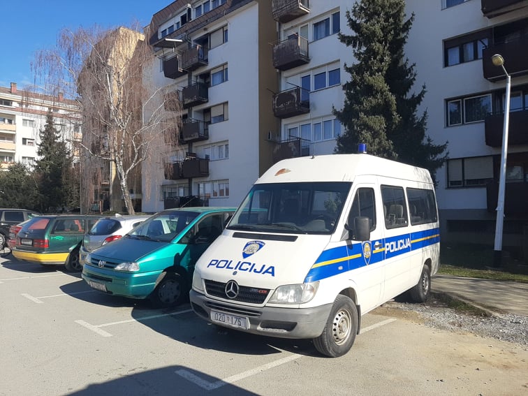 Muškarac u Bjelovaru se zatvorio u stan, na terenu interventna policija