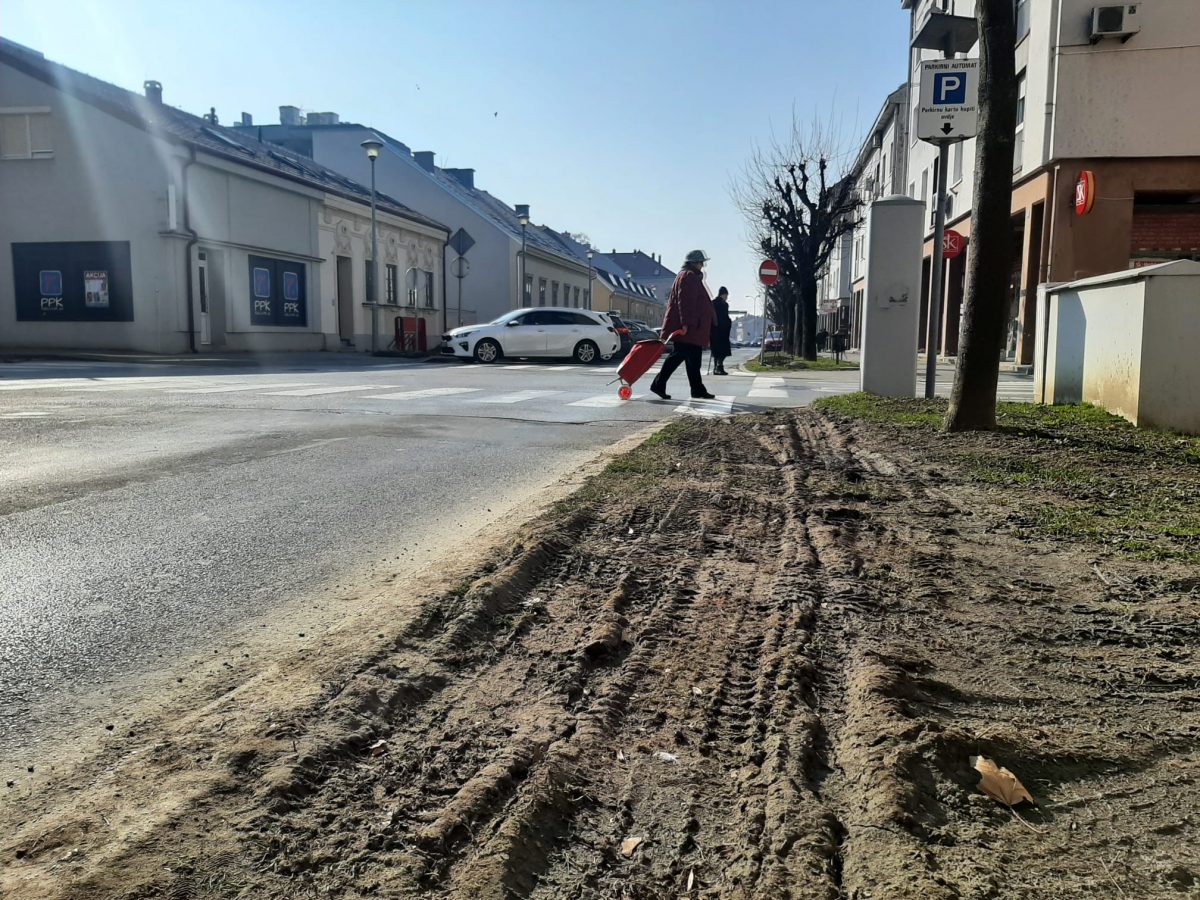 [FOTO] Dostavna vozila uništavaju zelenu površinu u strogom centru grada. Stanovnici ogorčeni…