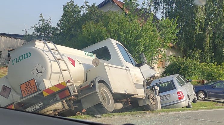 Prometna nesreća: Vozač cisterne sletio u grabu