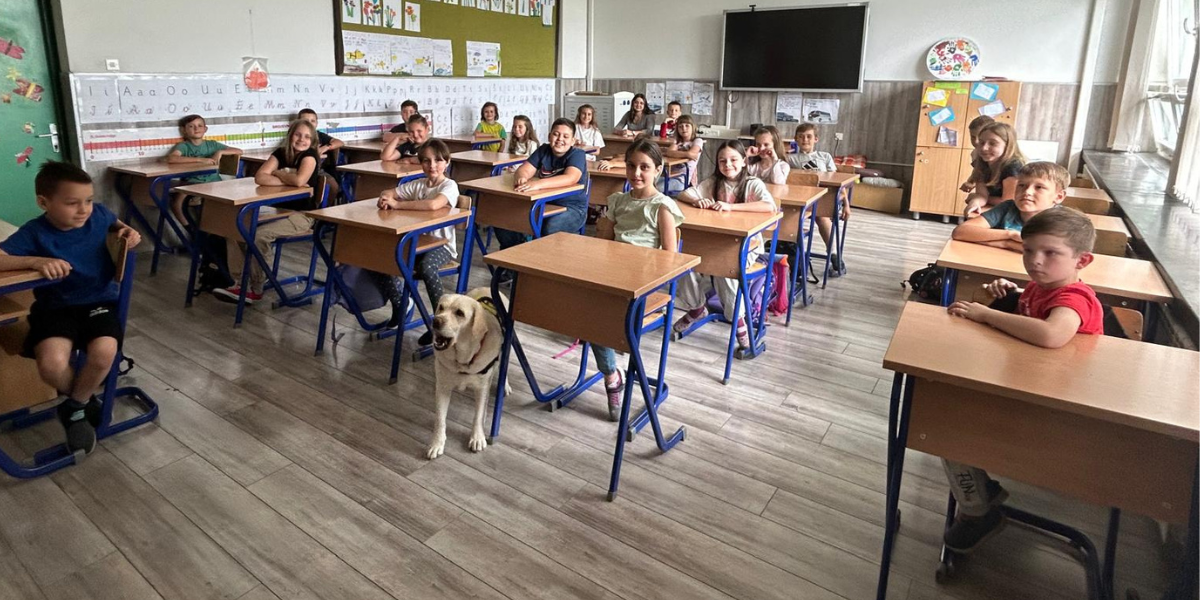 [FOTO] Terapijski pas Luna usrećuje učenike u razredu. 'Kada ju samo pogledam, odmah mi je lakše'