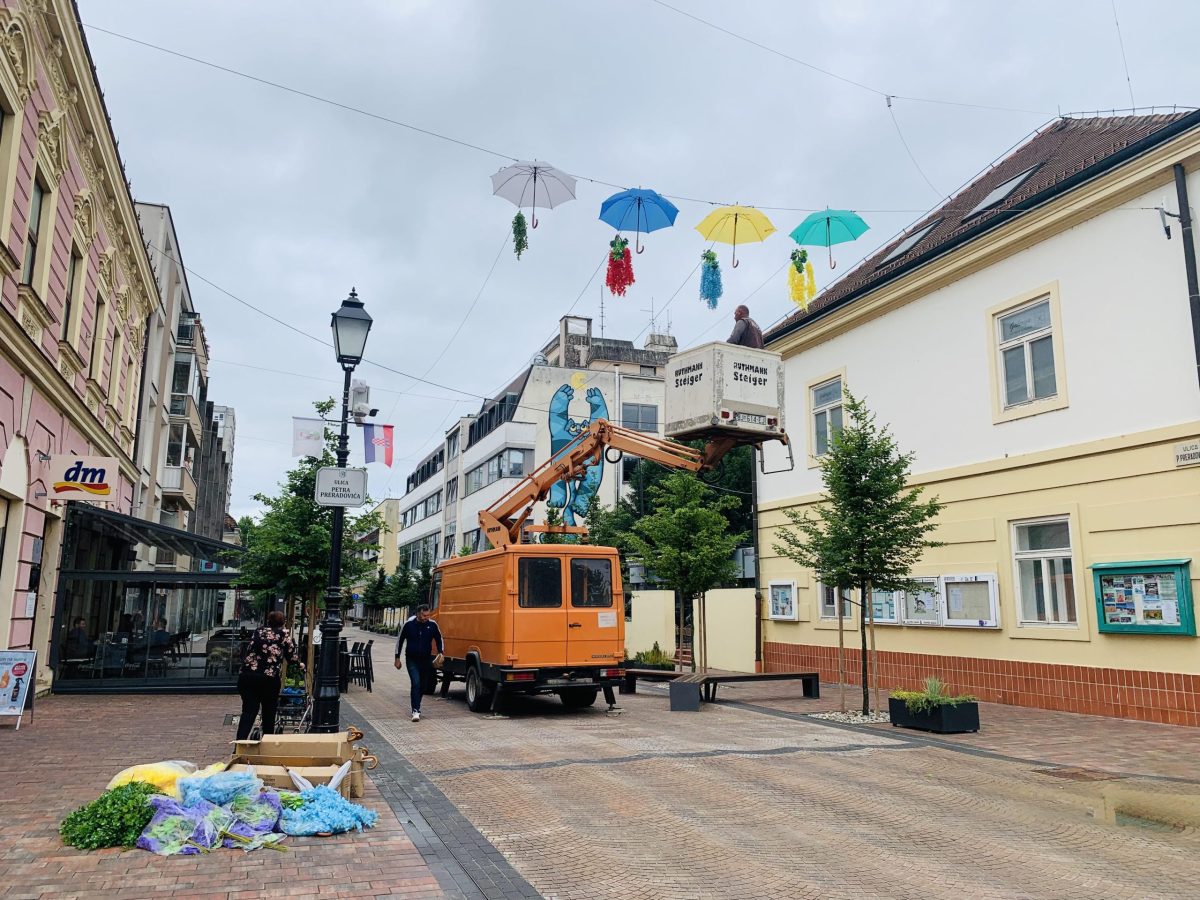 U centru grada krenulo postavljanje prepoznatljivih terezijanskih kišobrana