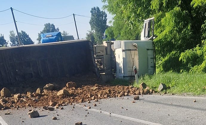 Teretni kamion prevrnuo se na bok, državna cesta je zatvorena