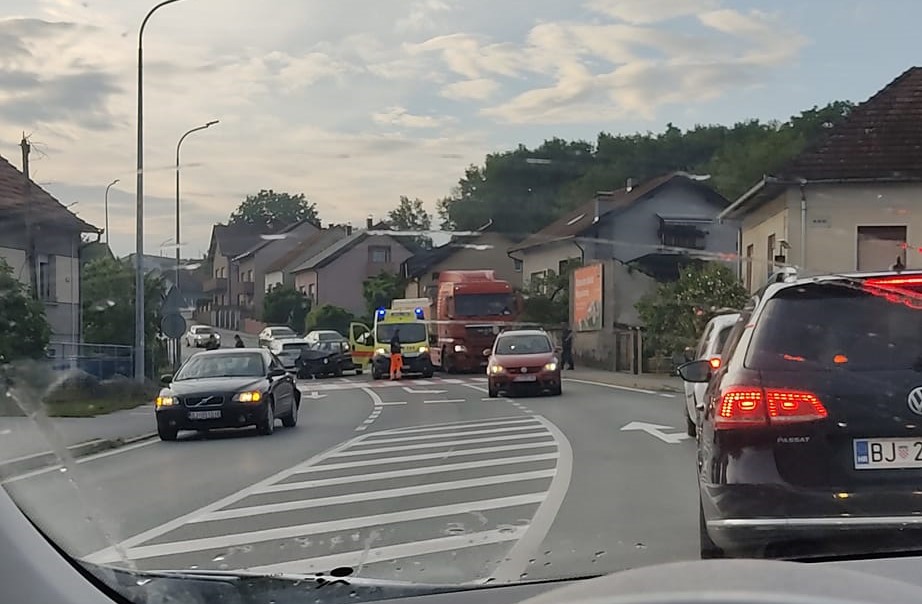 Teža prometna nesreća na Slavonskoj cesti. Hitna i policija na terenu