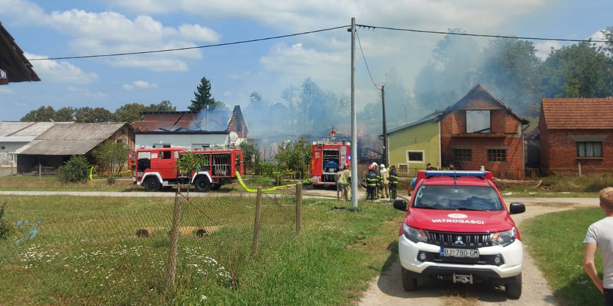 Upravo: Gori kuća u Blatnici, vatrogasci na terenu