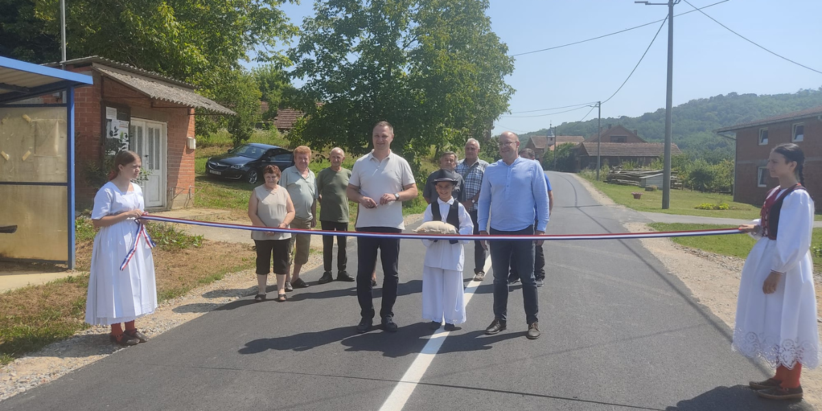 [FOTO] Župan i načelnik u Šandrovcu otvorili prometnicu na čiju se obnovu čekalo 40 godina