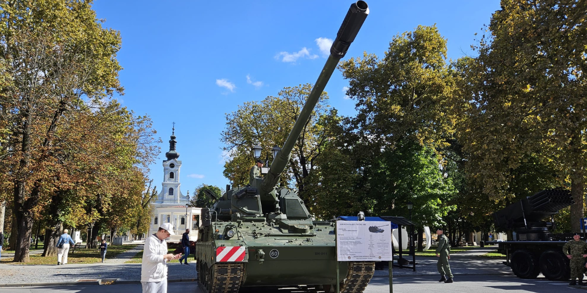 [FOTO] Ljubitelji topništva došli na svoje. Gledali teško naoružanje u samom srcu Bjelovara