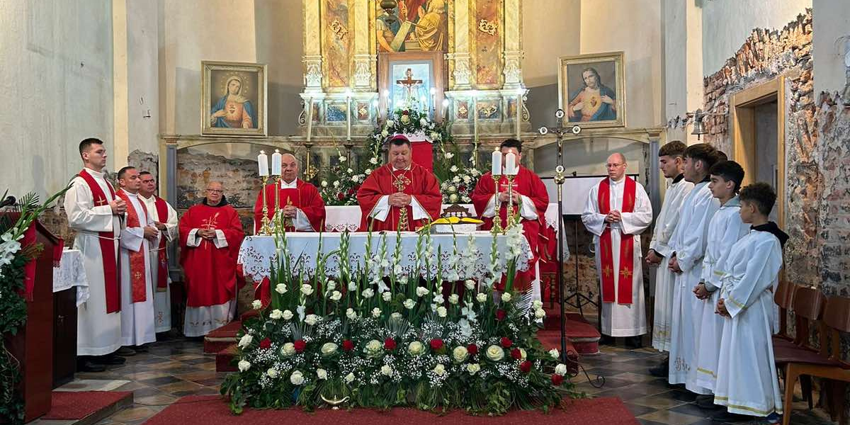 [FOTO] Mala župa zasjala novim sjajem: Biskup Huzjak blagoslovio prekrasne vitraje