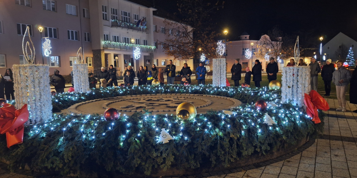 [FOTO] Paljenjem adventske svijeće i Pakračani počeli pripreme za Božić