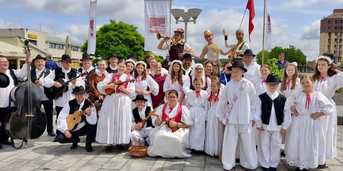 FOLKLOR JE COOL: U ovoj općini dečki više vole opanke od kopački