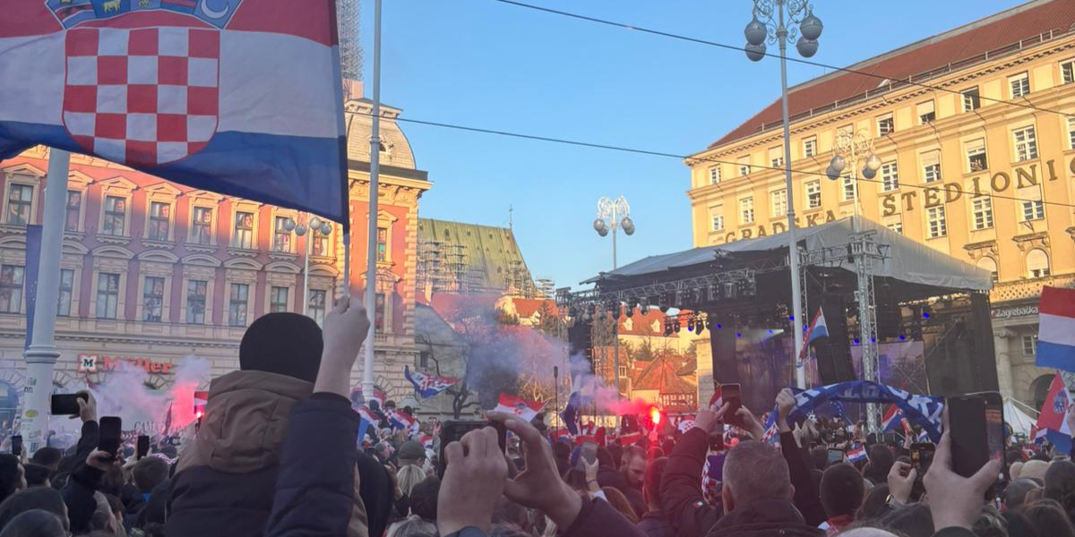 Opće oduševljenje u Zagrebu: Rukometaši i Thompson zapjevali Ako ne znaš što je bilo, publika u transu