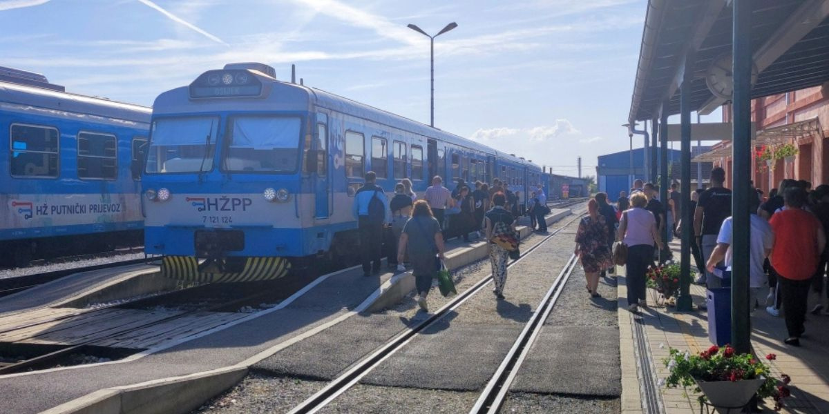 Šareni vlak juri tračnicama na jedan od najvećih svjetskih karnevala